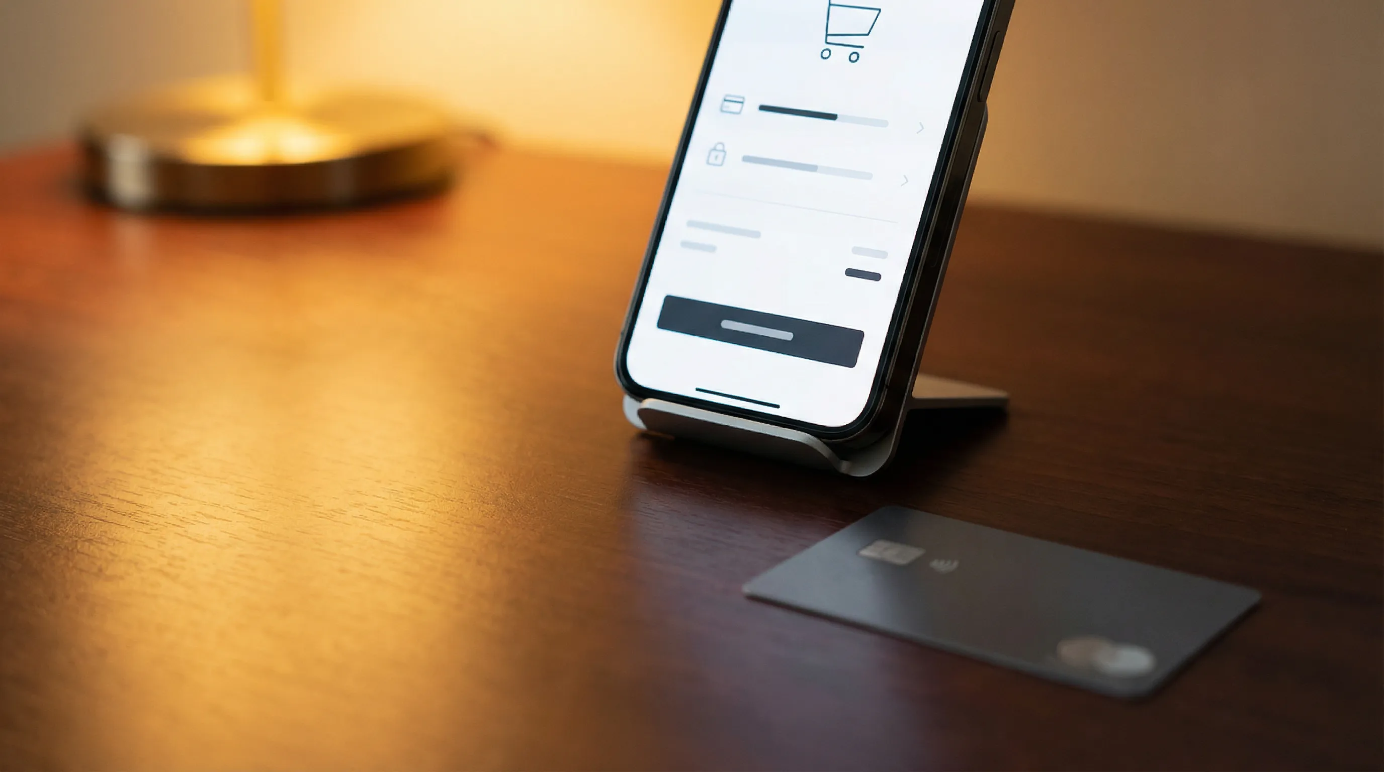 Shopify Checkout optimieren – Smartphone mit modernem Checkout-Interface